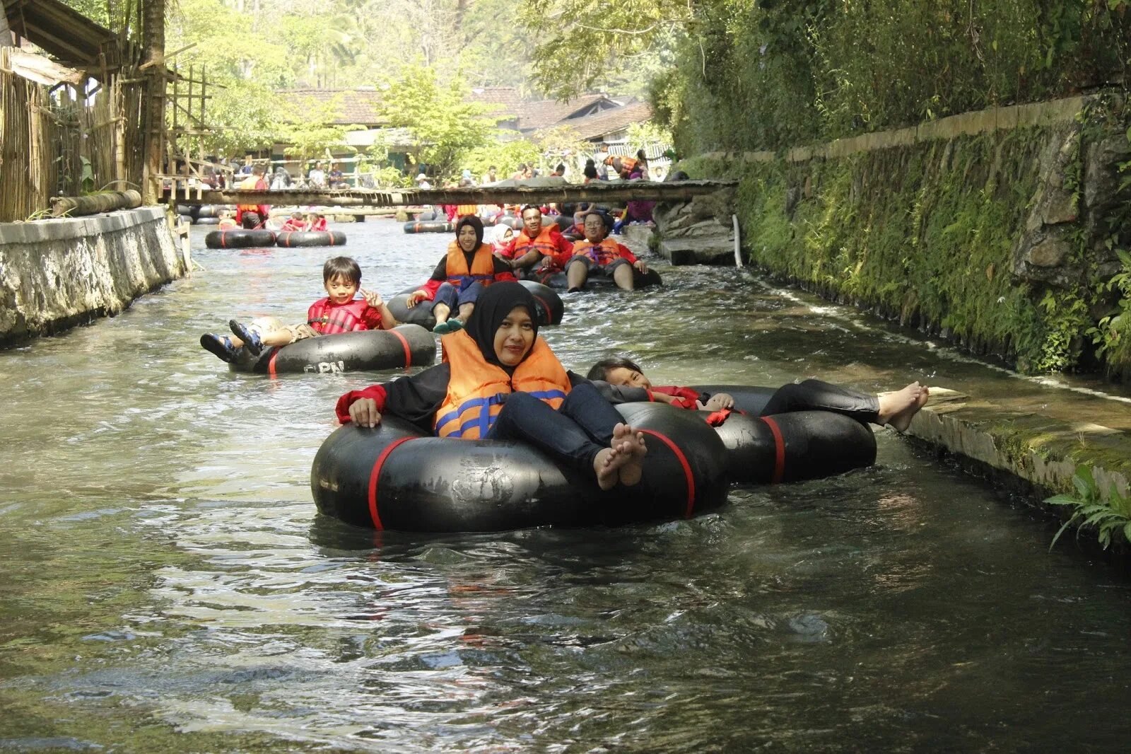 Chat tubing. Tubing. River Tubing. Река туба. Tubing meaning.