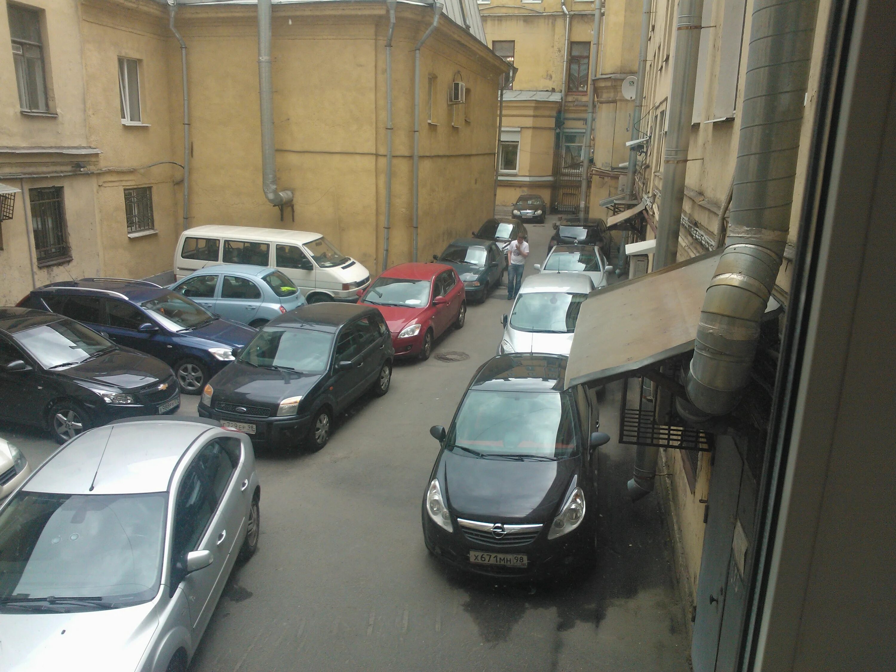 Дворовая парковка в москве. Парковка во дворе. Парковка во дворе санкт петербург. Переполненные парковки. Парковка во дворах спб.
