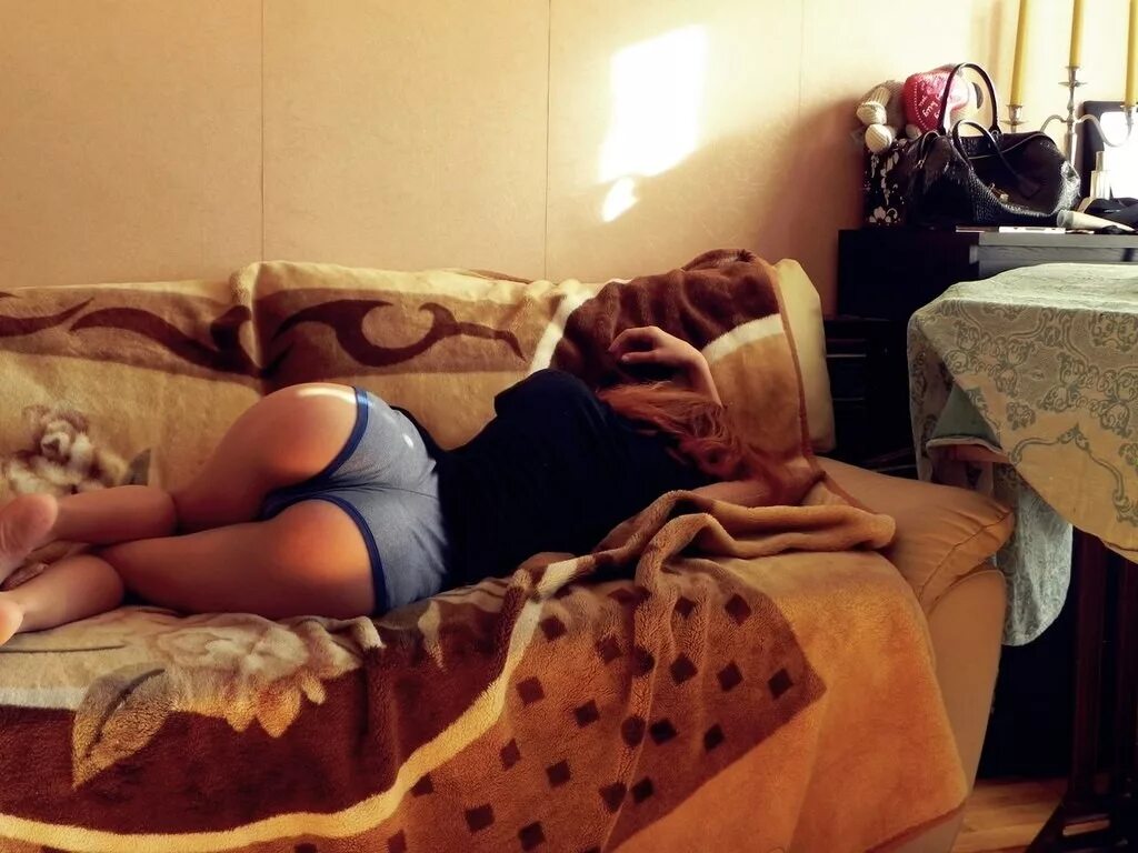 Ночью голая подруга на диване фото