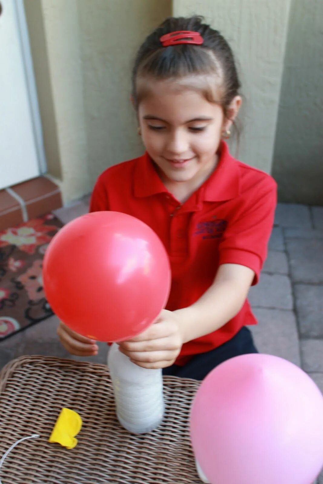 Надуть шары екатеринбург. Надувает шарик. Надуваем воздушные шары. Дети надувают шарики. Девочка надувает шарик.