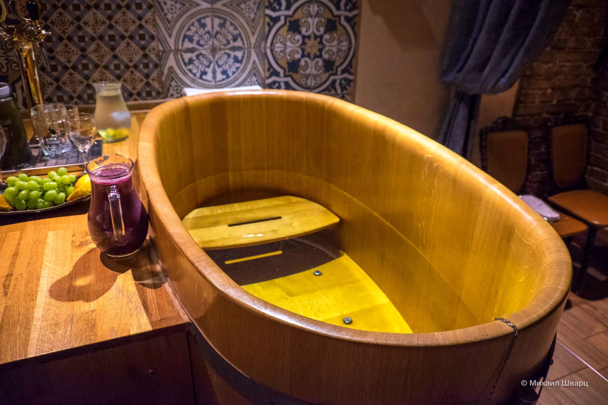 Энотерапия в косметологии. Вино спа. Винное спа. Бассейн с вином. Вино в джакузи.