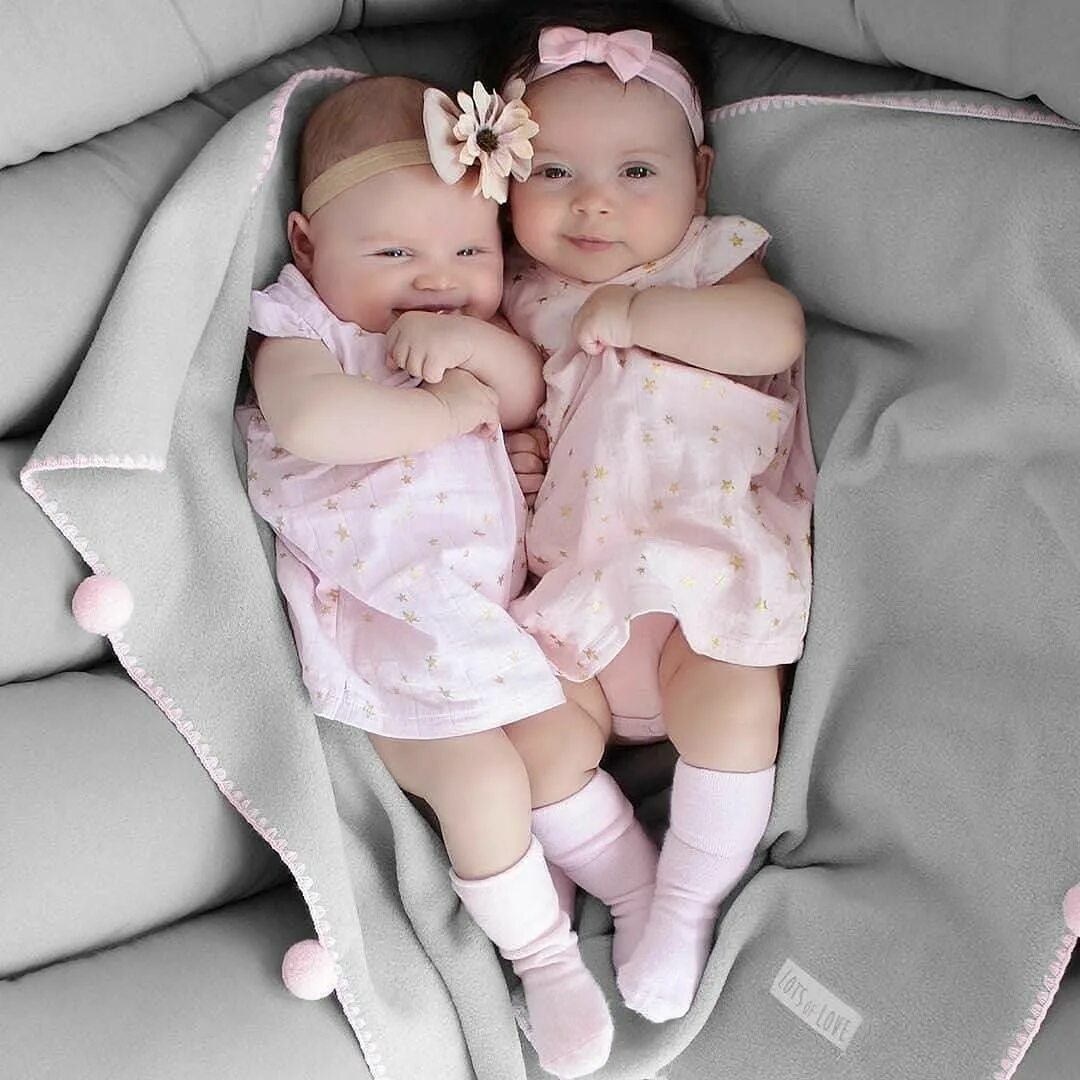 Родились двойняшки. Двойняшки девочки. Маленькие девочки двойняшки. Фотосессия близняшек. Новорожденные Близнецы девочки.