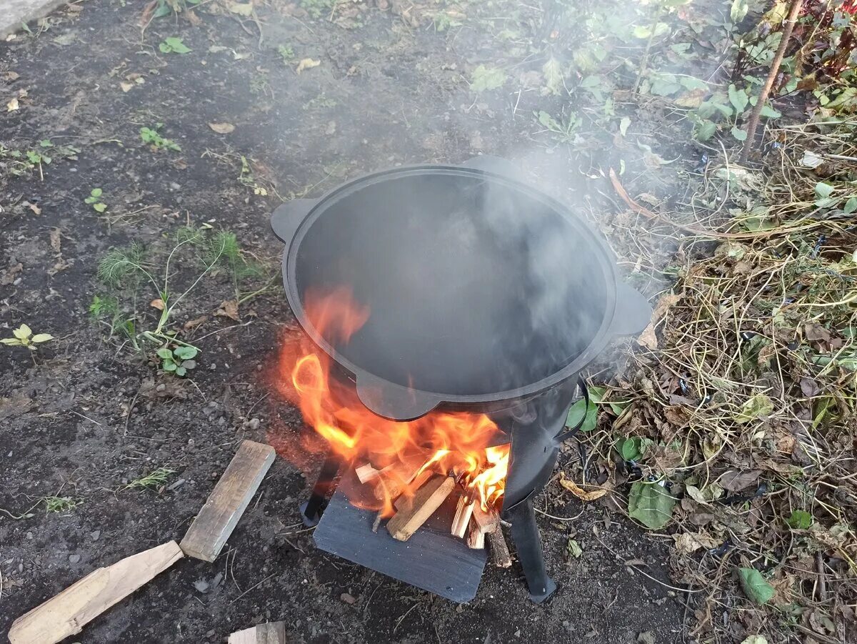 Казан чугунный обожженный. Прокаливание казана солью. Прокаленный казан. Обжиг казана. Как прокалить казан чугунный на костре.