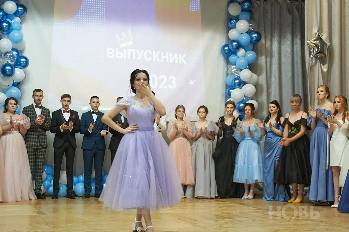 Картинка выпускники поют. Школа мы тебя не забудем никогда песня. Школа мы тебя не забудем никогда песня. Прощай гимназия песня. Открытка школьные годы.