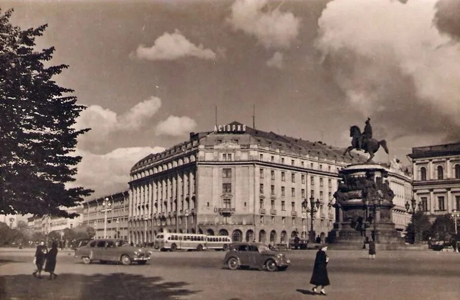 Ленинград 1950 гостиница Астория. Гостиница Астория Ленинград 1941. Исаакиевская площадь Ленинград. Ленинград 1940 года