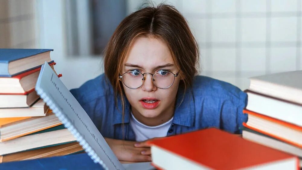 Stressed student. Стресс у студентов. Дети на экзамене. Ребонк и экзамены. Стресс перед экзаменом.