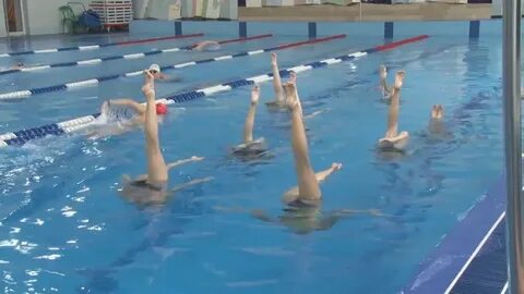 В спортивной школе занимаются синхронным плаванием 30