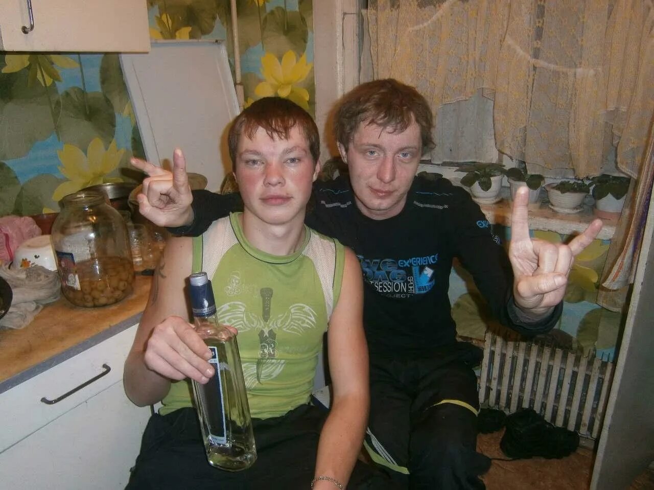 пьяные придурки. пьяные придурки. застолье алкашей. пьяные придурки. застолье алкоголиков.