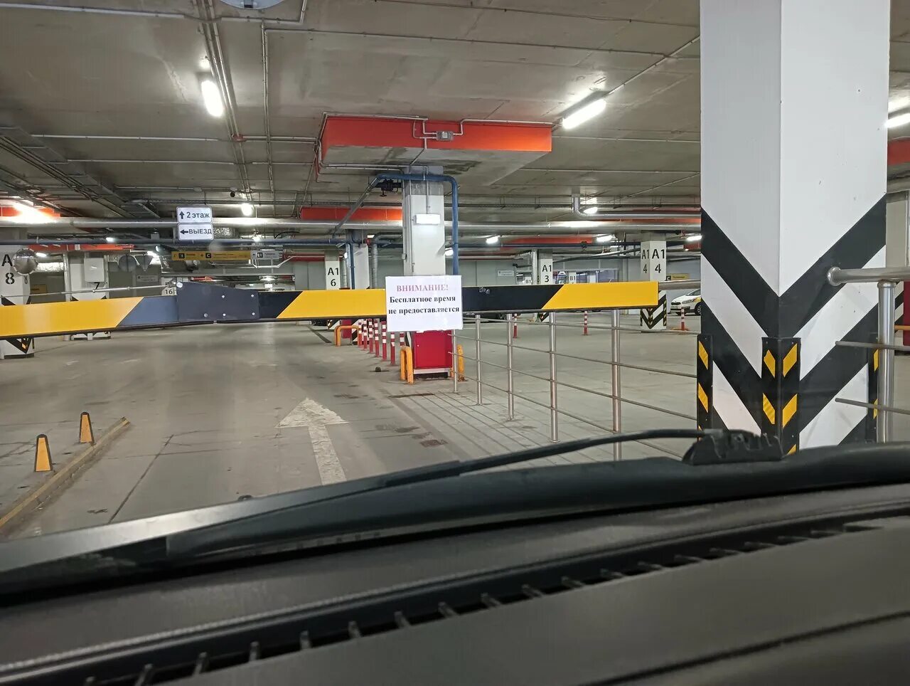 Умная парковка фото. Паркинг терминал б шереметьево. Шереметьево паркинг p17. Крытый паркинг шереметьево. Парковка каршеринга в шереметьево.