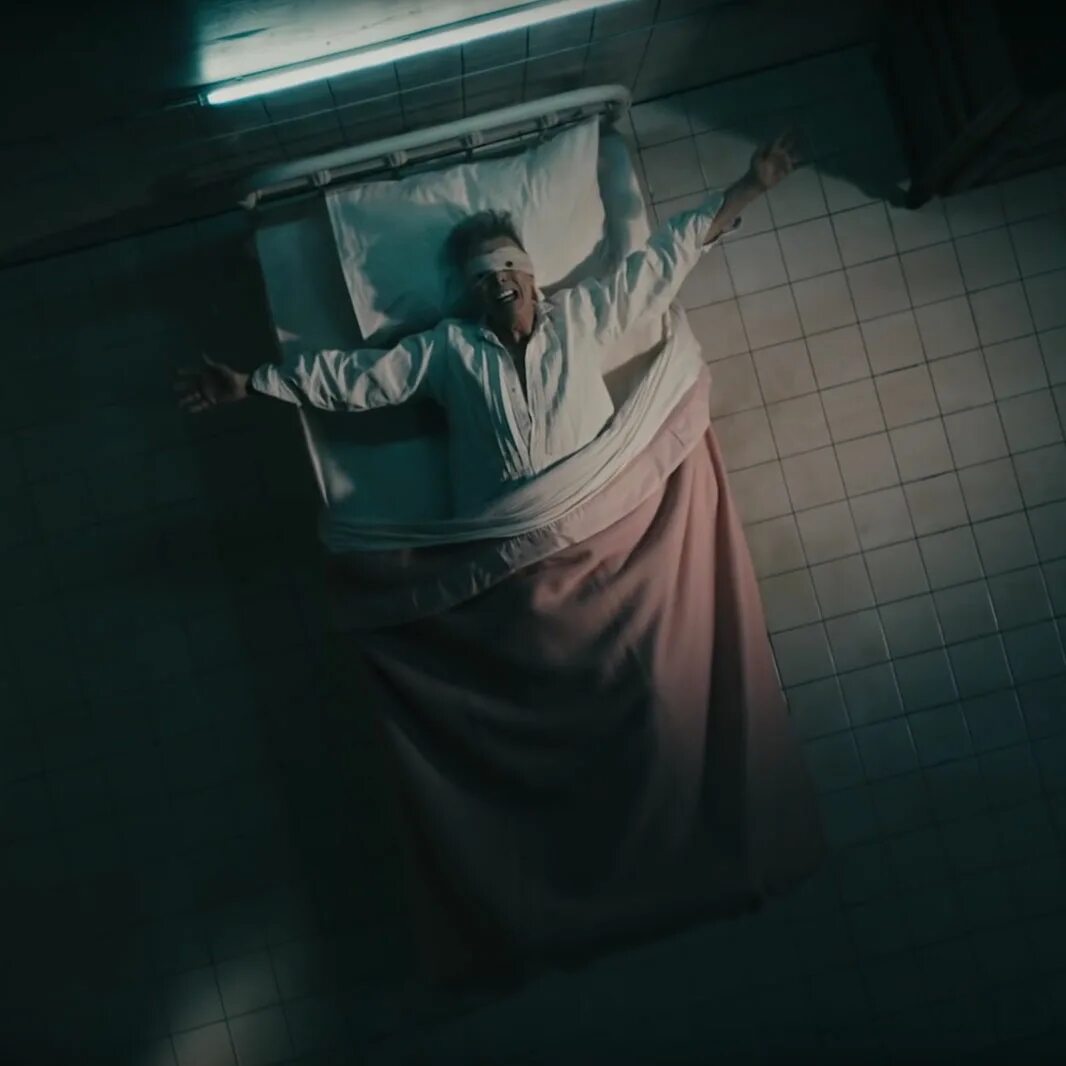 Black star дэвида боуи. запрещенный клип дэвида боуи. David bowie blackstar 2016. боуи black star. David bowie blackstar 2016.