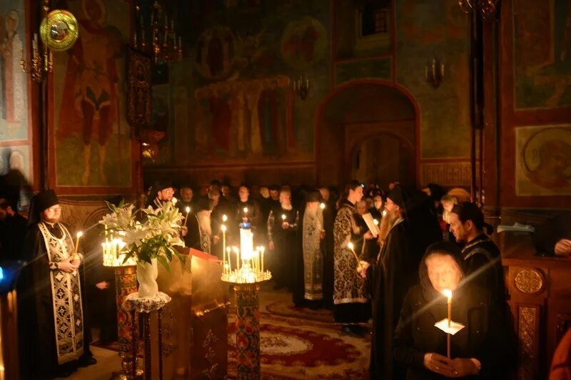 Пение канона критского. Освещение яиц в Боровском монастыре.