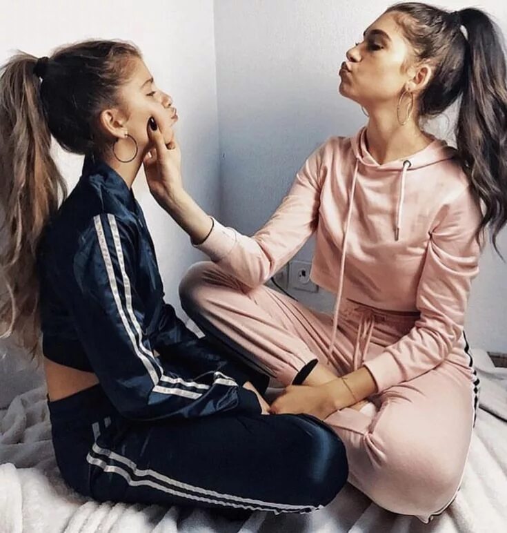 Идеи для фото 2 девочки katebosley Sisters photoshoot, Family photo outfits, Best friend photography