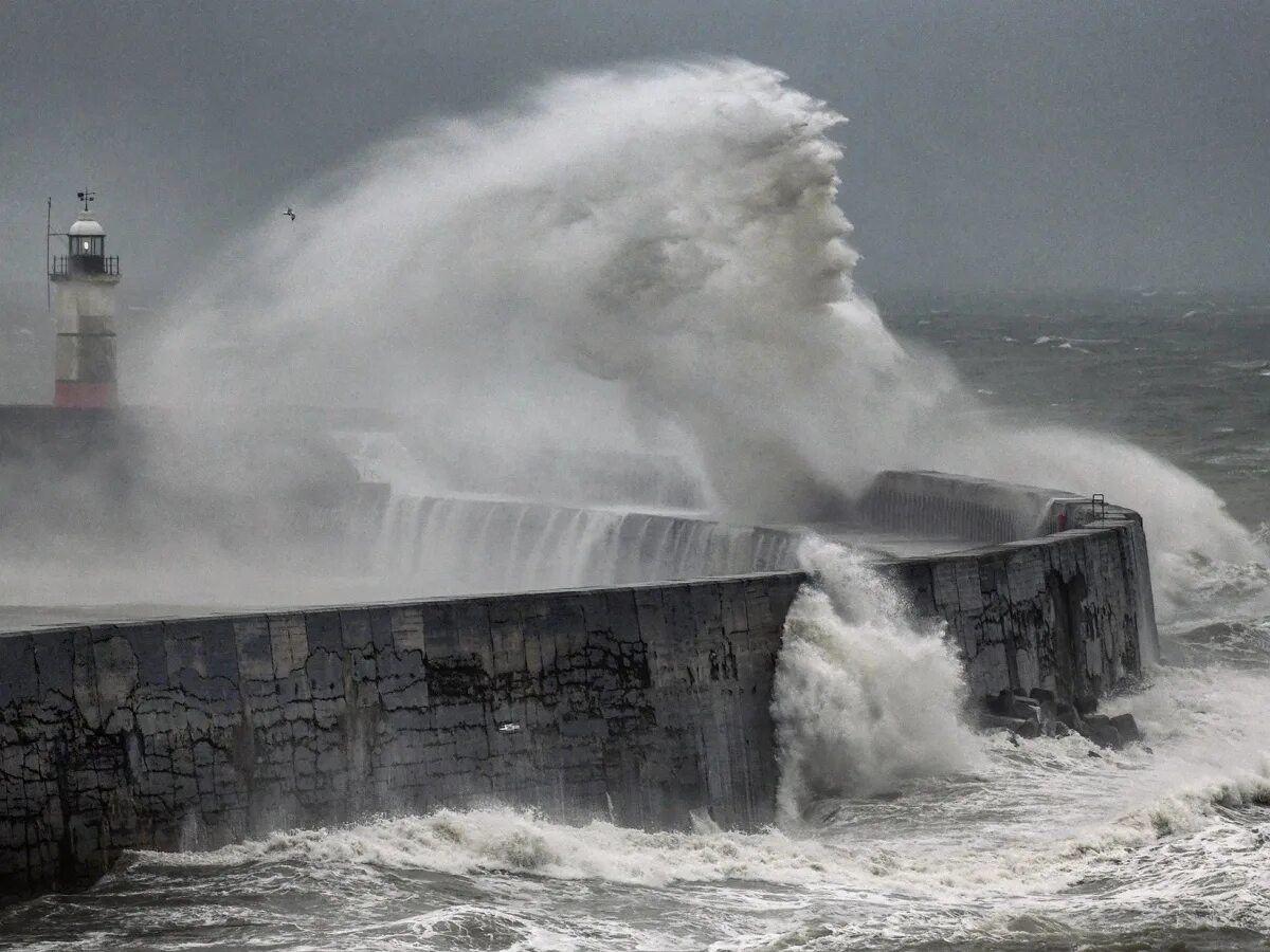 During storm. Шторм на море Нептуна. Посейдон ЦУНАМИ 2006. Посейдон ЦУНАМИ волна. Самый сильный шторм.