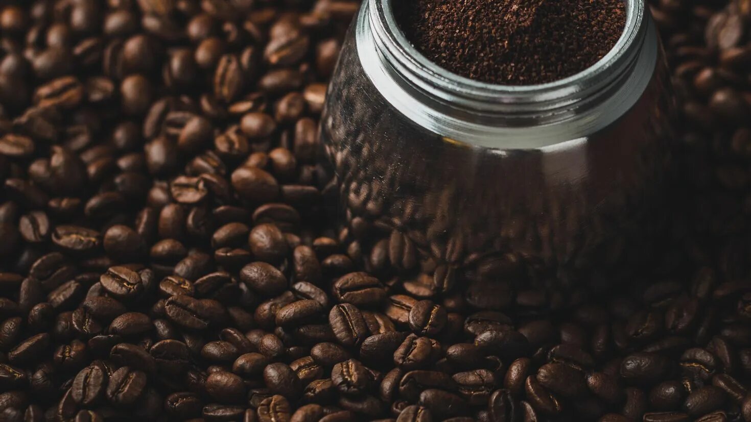 Кофе в зернах. Напиток из зерен. Венская обжарка кофе. Кофейные зерна. Презентация на тему вред и польза кофе.