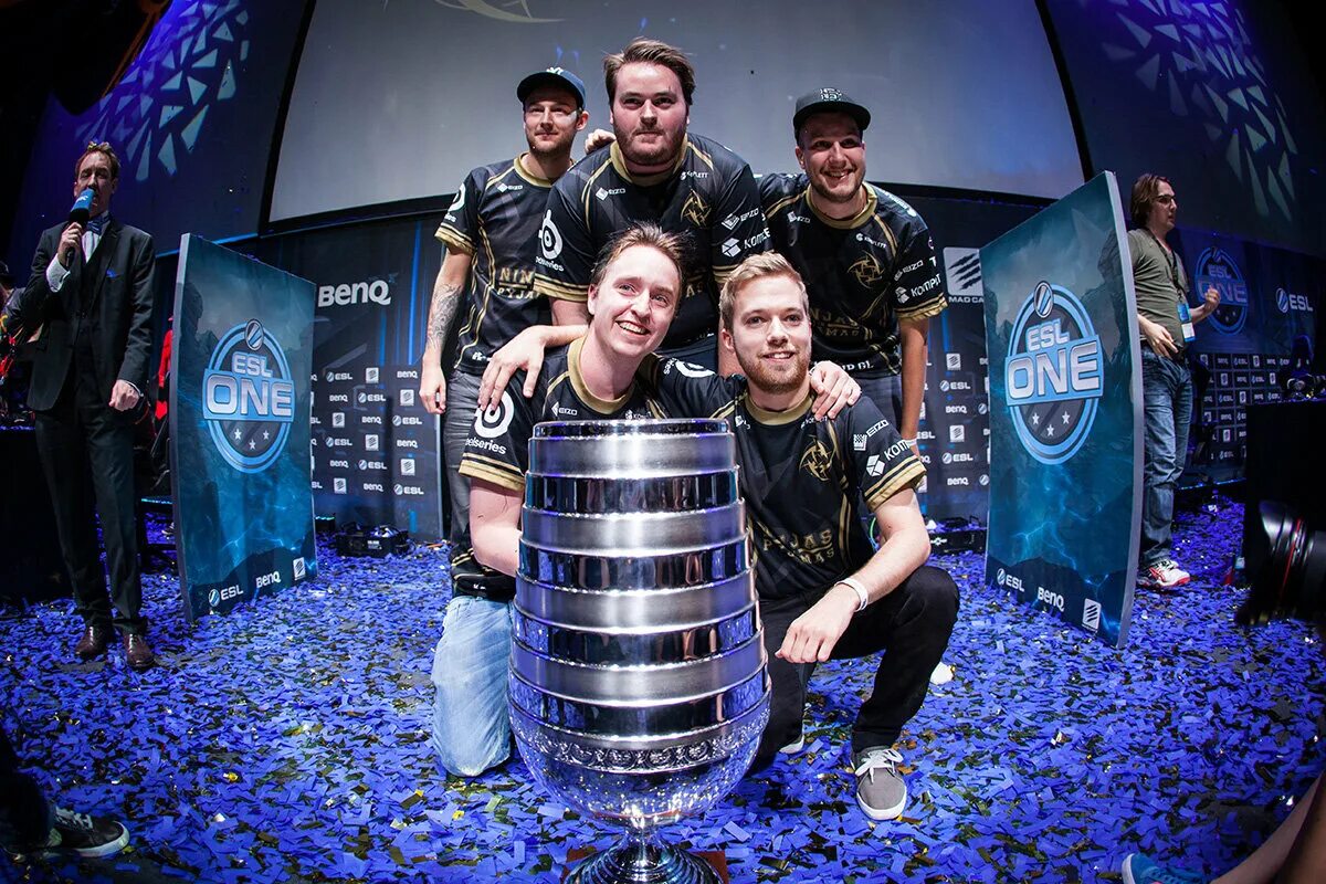 Команда nip 2014. Группа ninjas in pyjamas. Ninjas in pyjamas 2014. Ems katowice 2014. Наклейка nip.