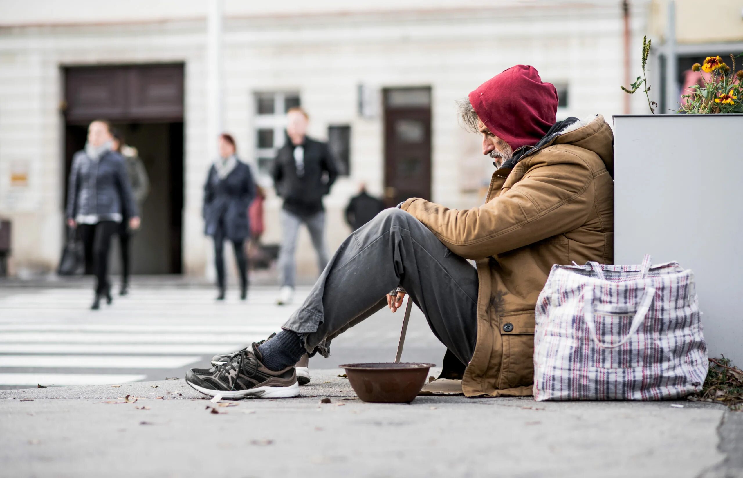 Бездомный сидит на улице. Нищий на улице. Buys homeless men