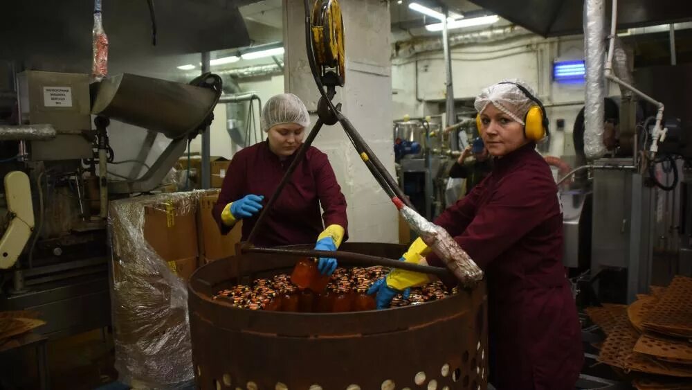 Комбинат продуктов леса. Вологодский комбинат пищевых продуктов леса продукция. Производство варенья. Варенье варенька вологда. Продукция пищевого комбината.