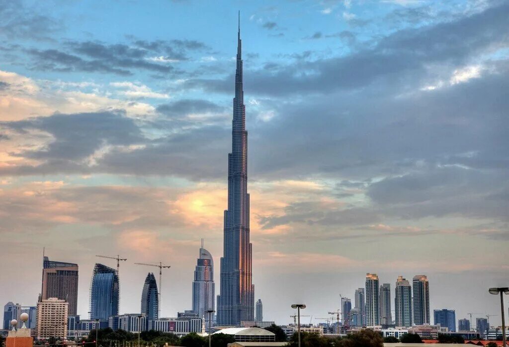 Самое огромное здание. Башня Бурдж Халифа. Самый высокий небоскреб в Дубае. Бурдж Халифа высота. Высота Бурдж Халифа в Дубае.