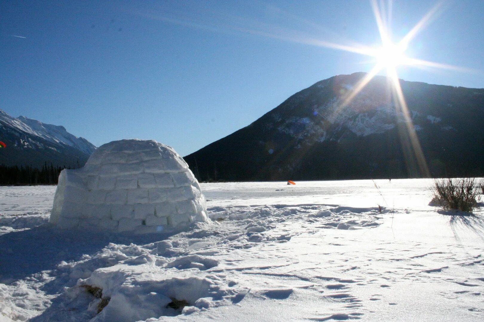 Иглу жилище эскимосов. Иглу - снежный дом эскимосов. Аляска Эскимосы иглу. Гульмарг иглу.