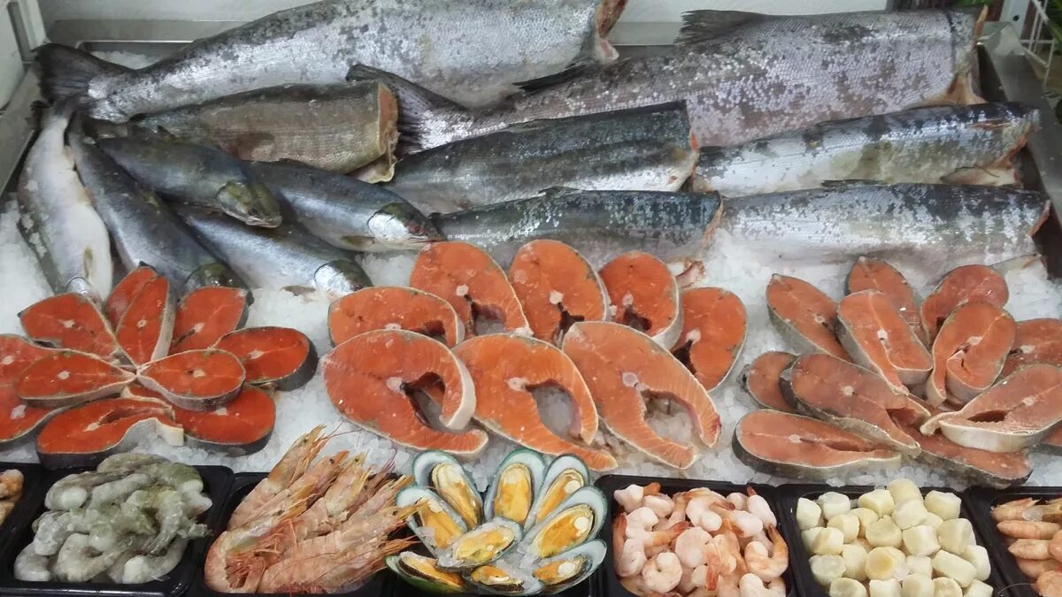 Форель карельская псг. Рыбный рынок листвянка байкал. Килограмм вяленой рыбы. Селенские исады астрахань. Какую рыбу привезли.