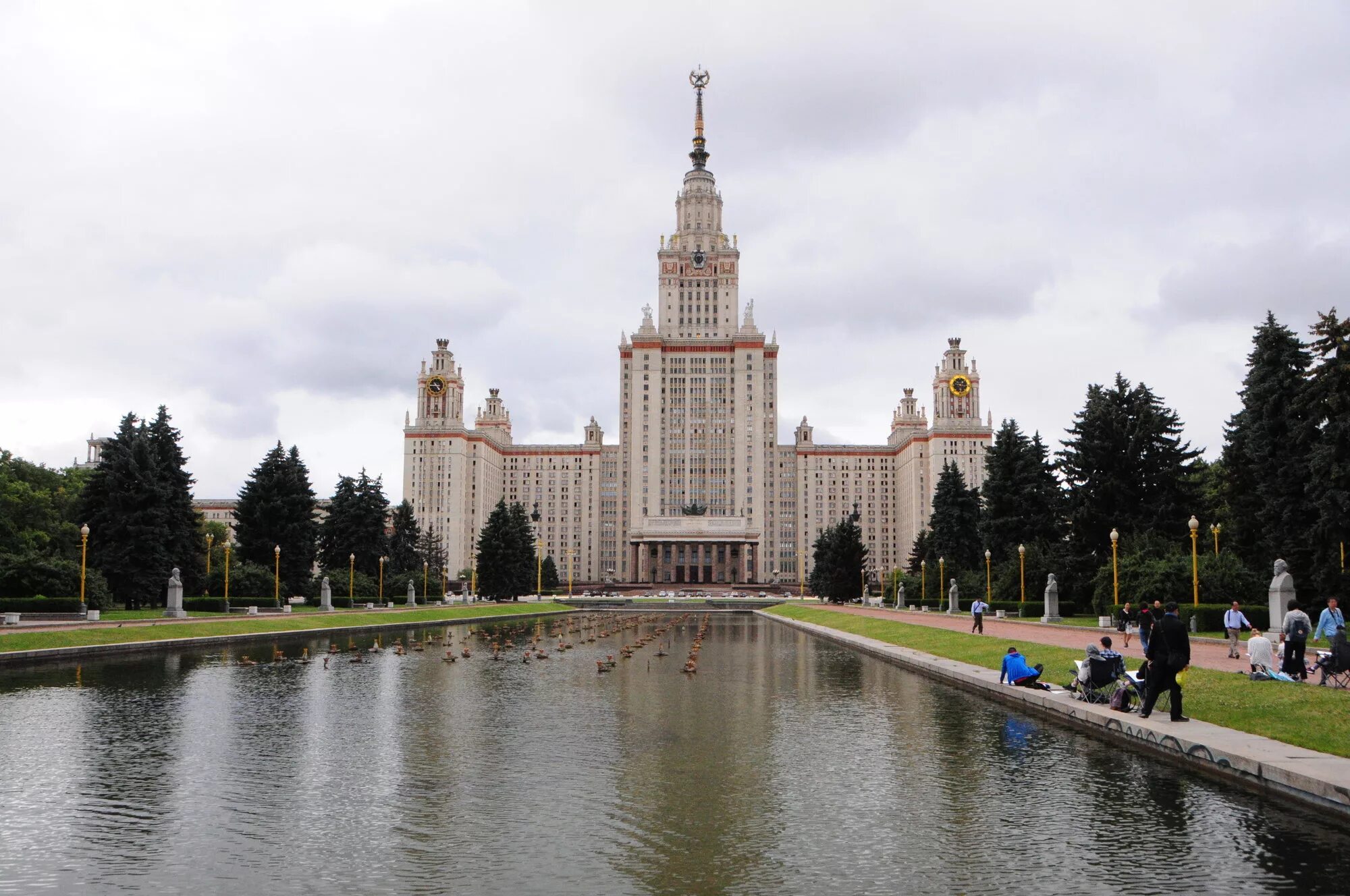 Стиль мгу. Сталинские высотки в Москве МГУ. Главное здание МГУ. Комплекс зданий МГУ на Воробьевых горах. Главный корпус МГУ.