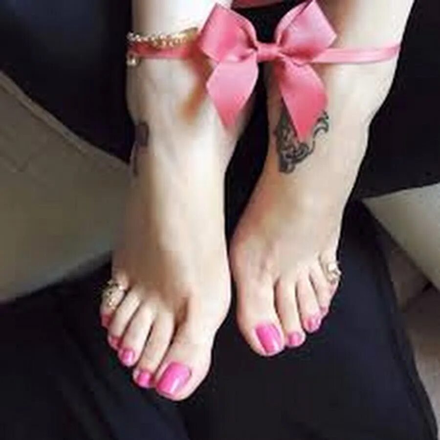 Девушка в платье. Доступная девушка. Чистые женские ступни. Где проходили милого ножки. Шарлиз терон ступни.