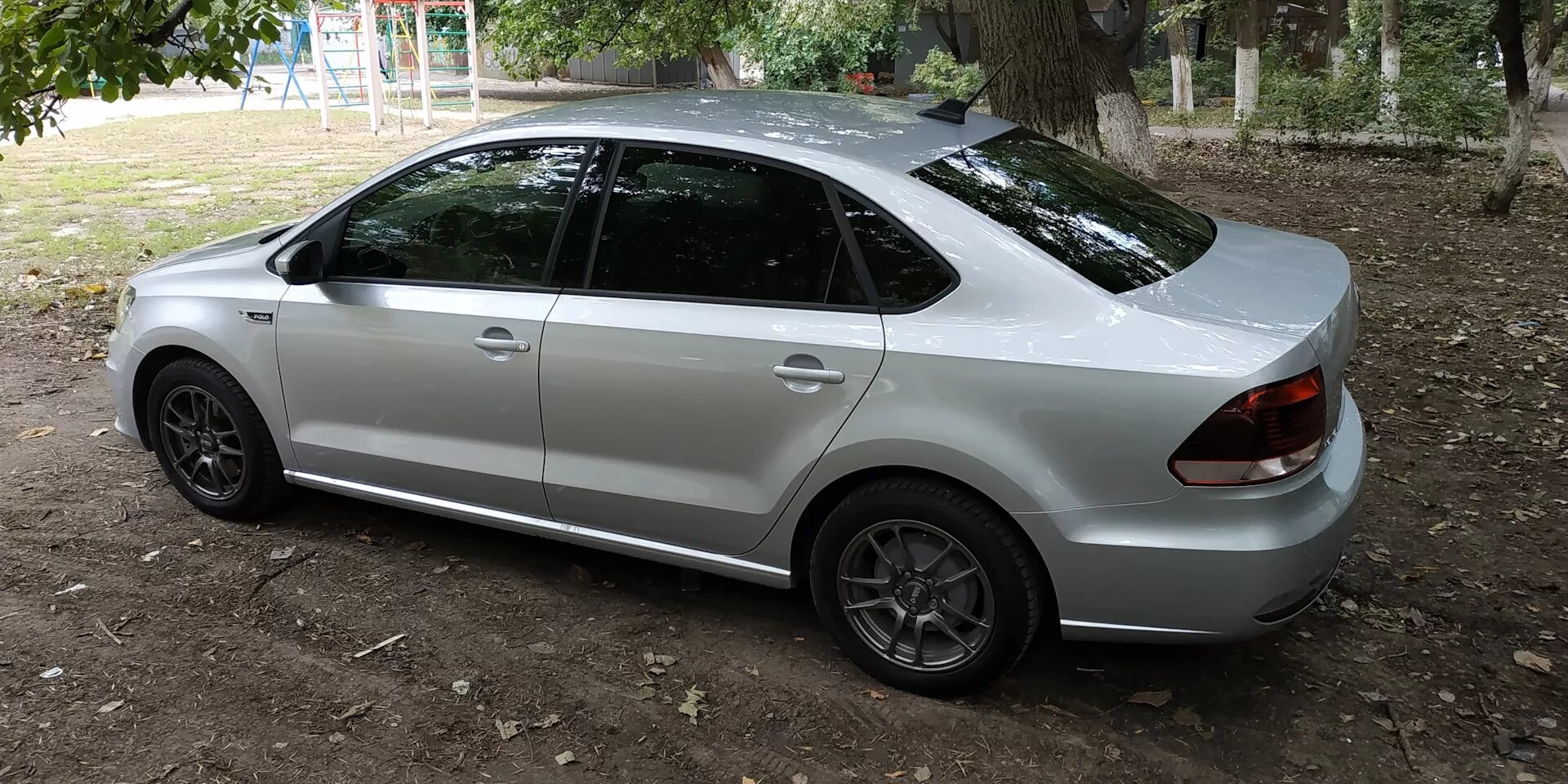 Тонировка поло. Тонировка llumar ATR 50. Тонировка 50 Фольксваген поло. Тонировка 50% Volkswagen Polo sedan. Тонировка поло седан 50.