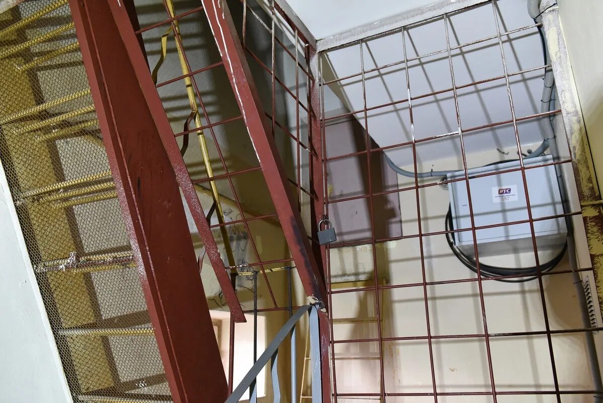 Люк в подъезде. Противопожарный люк на чердак. Лючки в подъезде. Люк в подъезде. Люк в подъезде.