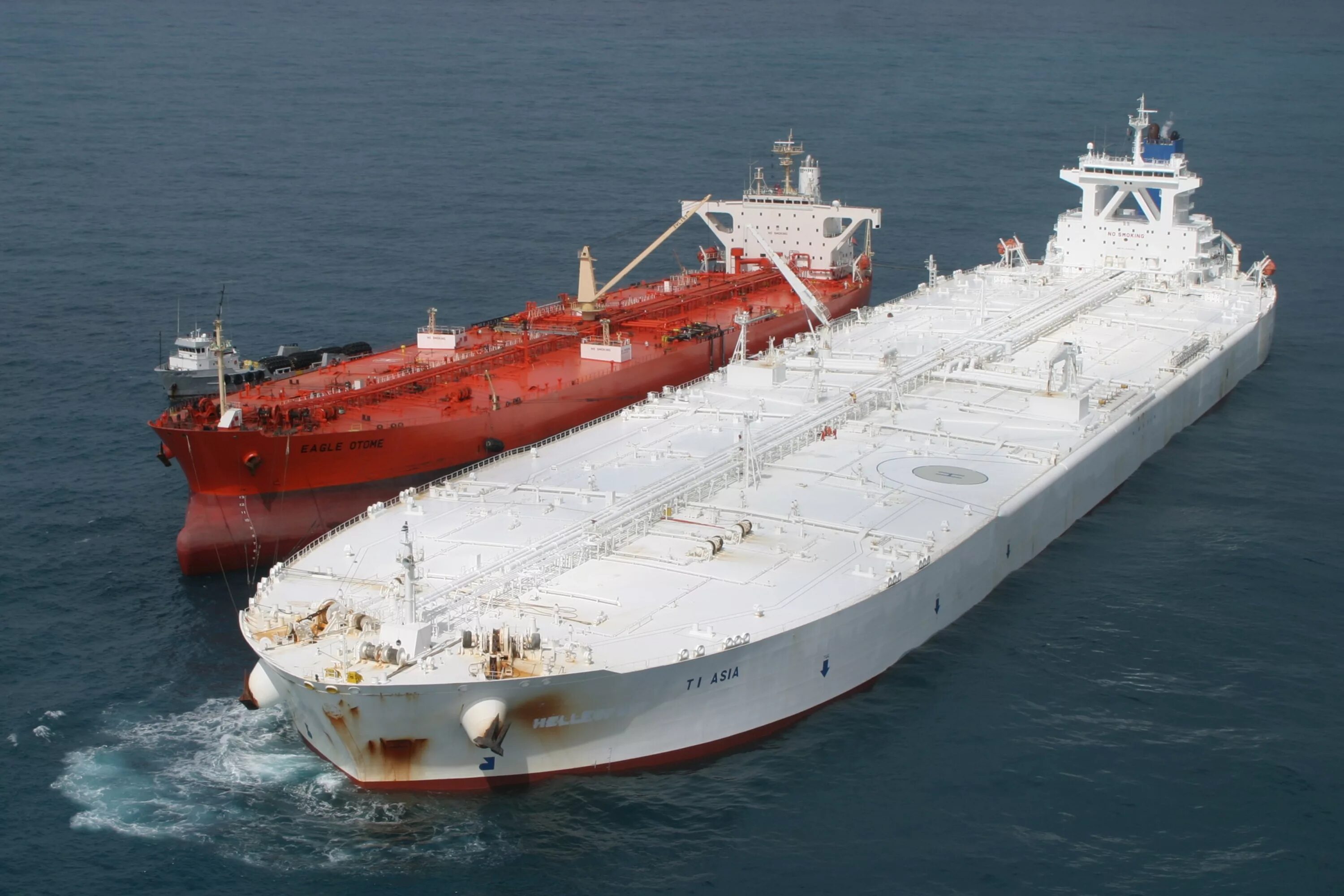 Груз на судне 5. Супертанкер Батиллус. Hellespont Fairfax танкер. Knock Nevis танкер. Самый большой нефтеналивной танкер в мире.