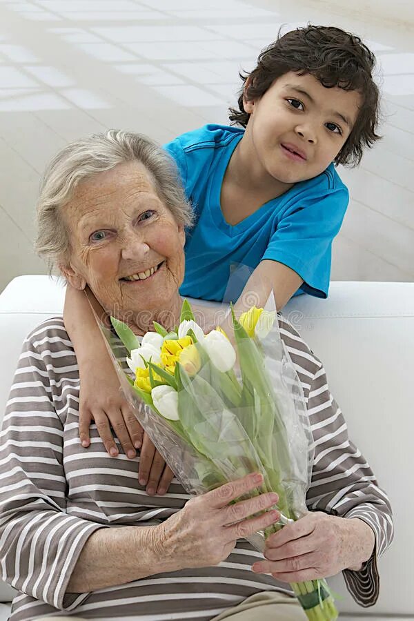 Frizz hugging his grandma. Frizz hugging his grandma. Друзья разного возраста обнимаются. Девочка обнимает бабушку. Бабушка обнимает.