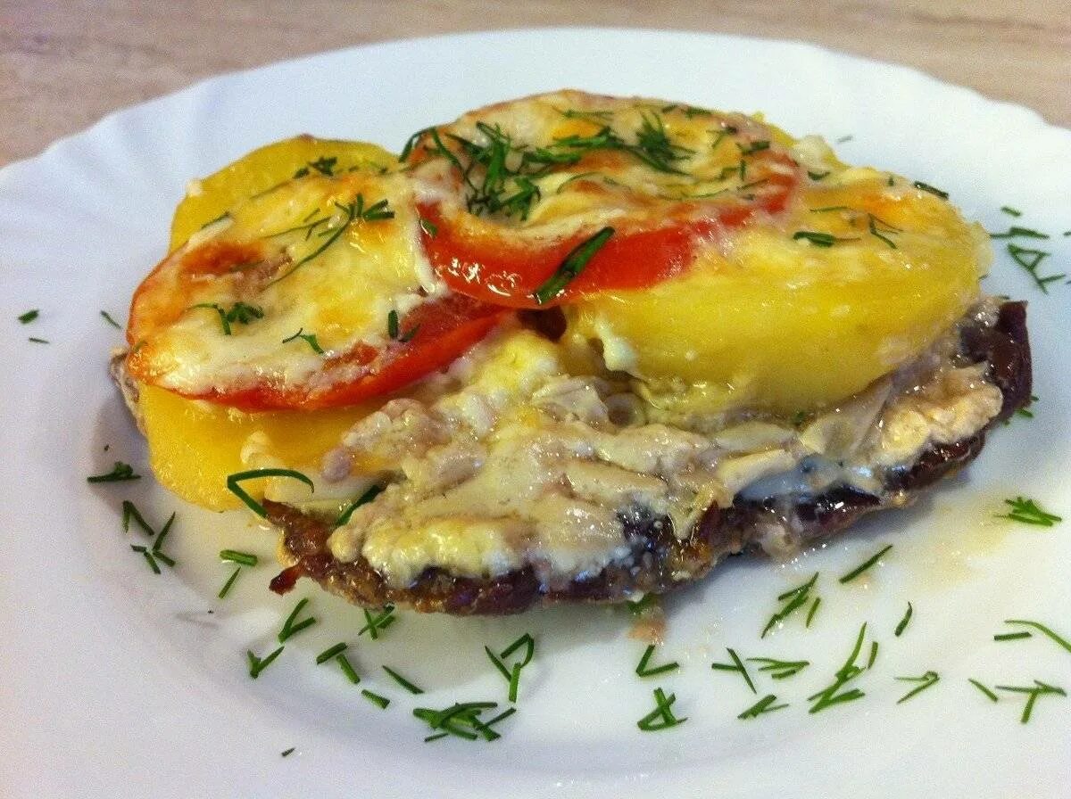 Мясо по-французски в духовке. Картошка по-французски с мясом в духовке. Мясо по-французски в дух. Свинина по французски с картофелем