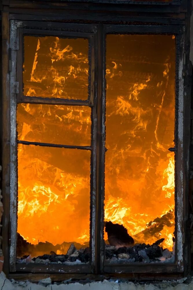 Горящее окно. Горящий дом. Огонь в окне. Пожар в окне. Сгоревшее окно