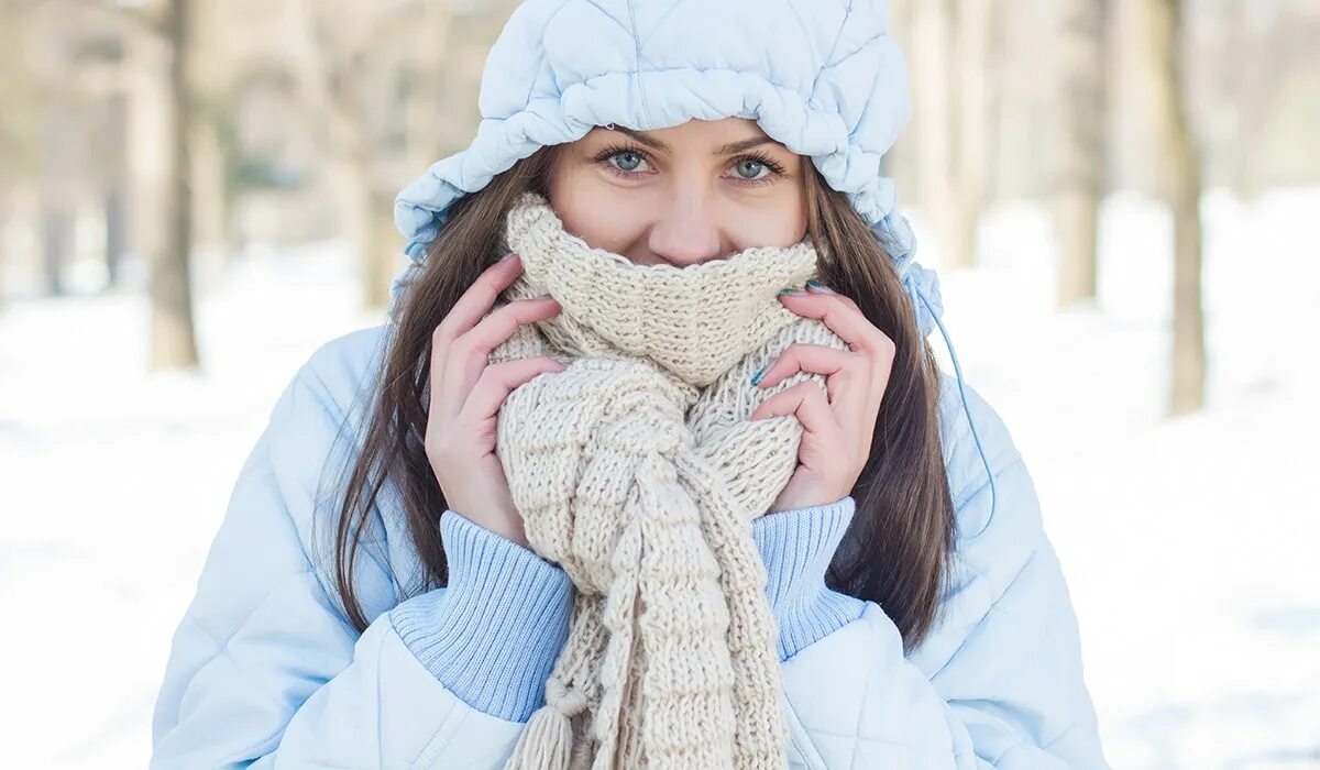 Warming with cold weather. Люди зимой. зима стоковые фото. cold weather. люди зимой на улице композиция.