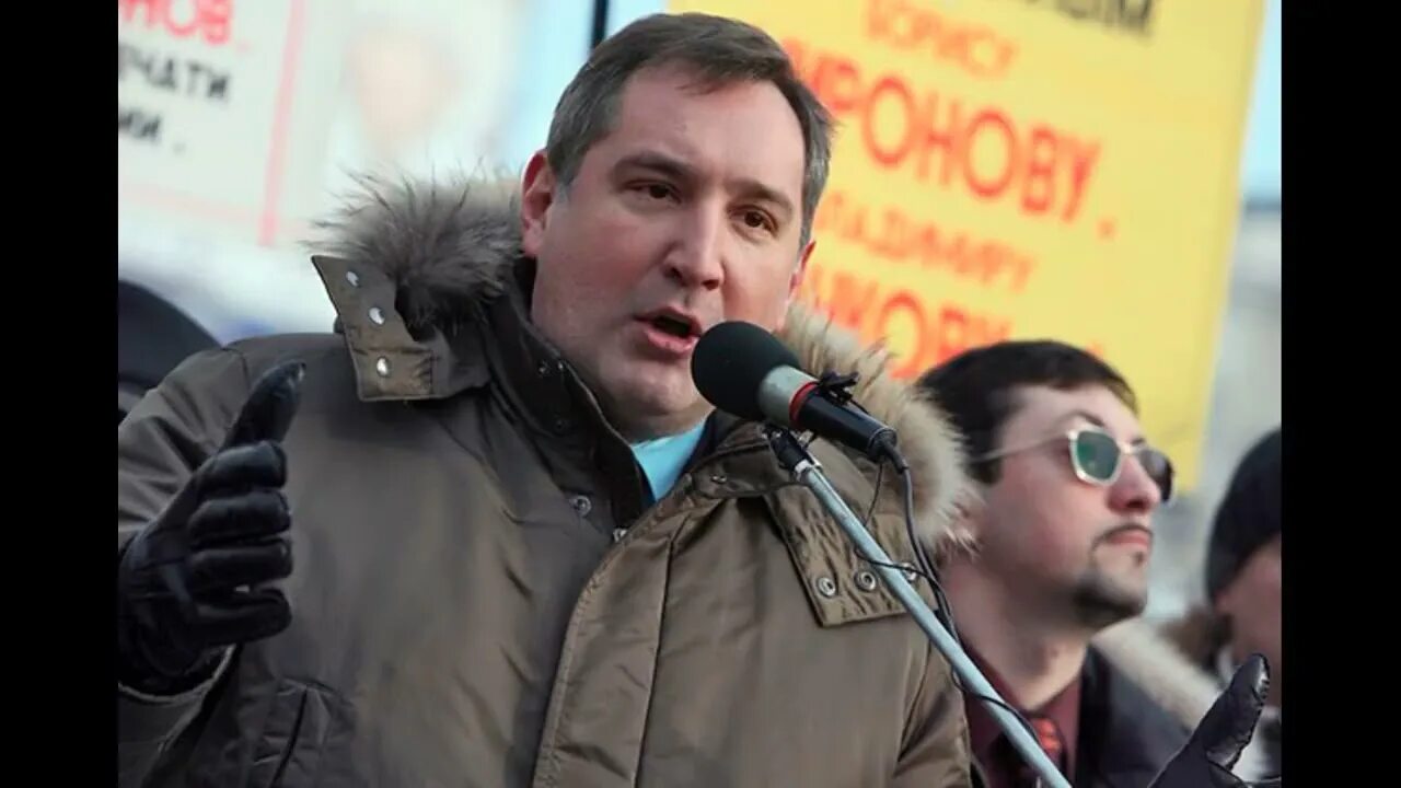 Рогозин зигует на русском марше. Рогозин русский марш 2007. Рогозин на митинге. Рогозин русский марш 2007. Рогозин зигует на русском марше.