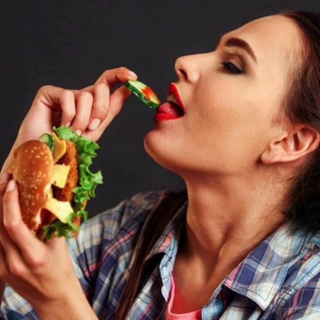 девушка с салатом. заедать стресс. девушка ест сэндвич. аппетит и тем самым. Diet therapy.