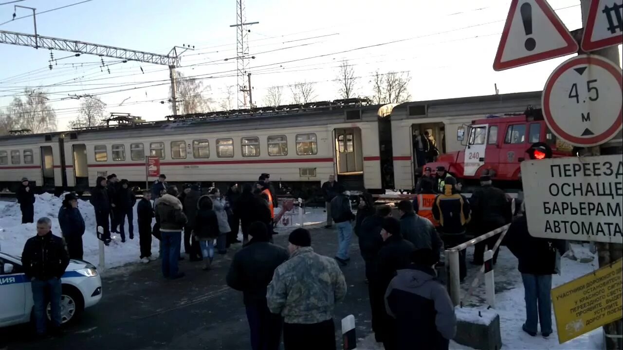 Электричка никольское железнодорожная. ЖД переезд в Электроуглях. Происшествия в Электроуглях. Электроугли переезд.