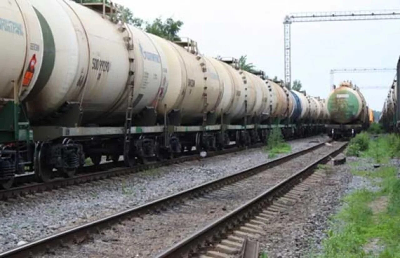 Поезд с нефтью. Вагон цистерна ржд. Жд транспортировка нефтепродуктов. Танк-контейнер спецтрансгарант. Татнефть цистерна жд.