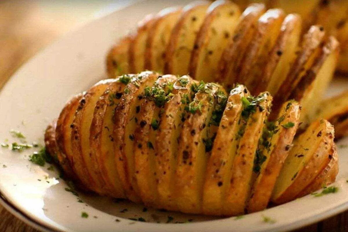 Просто запеченная картошка. Картошка в духовке. Картофель запеченный в духовке. Картошка в духовке запеченная дольками. Печёный картофель в духовке.