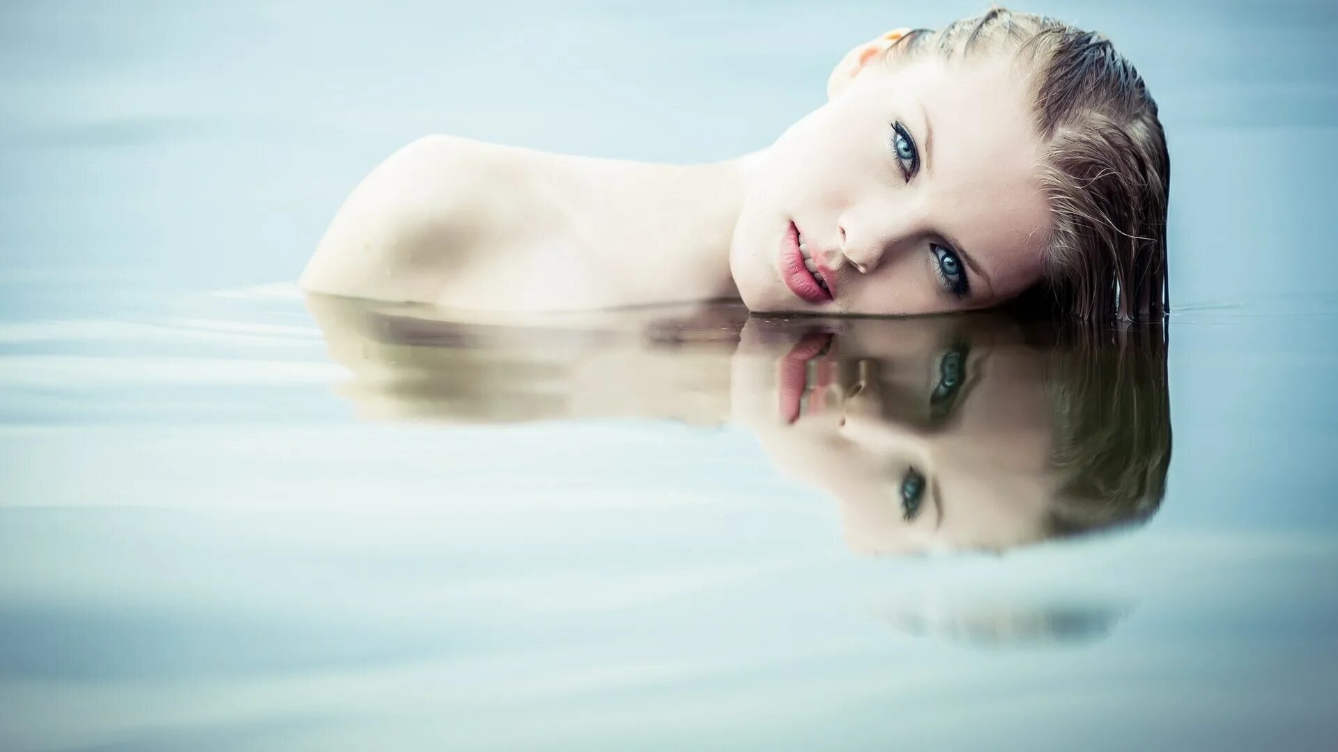 Reflection woman. Тейлор Свифт. Фотосессия в воде. Лицо девушки в воде. Отражение девушки в воде.