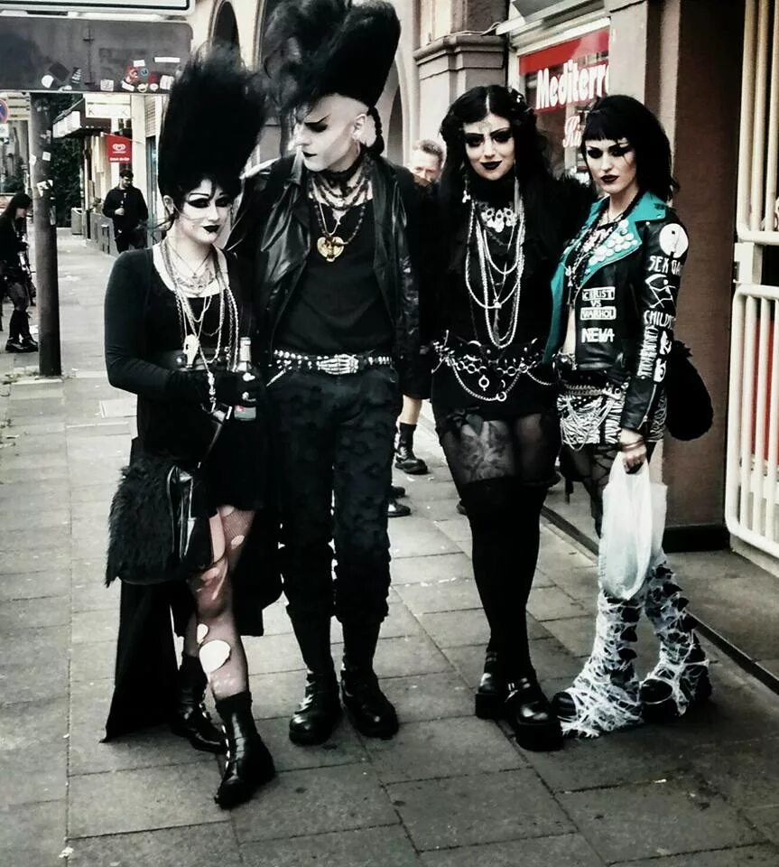 эмо бойчики 2023. Siouxsie sioux 80х. Goths 90s. Trad goth 80s. готик 80х стиль.