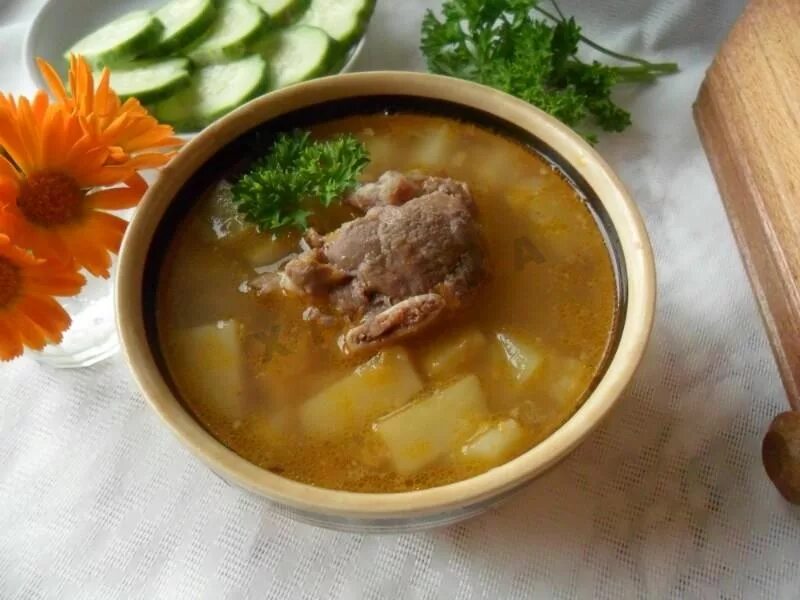 Вкусный говяжий бульон. Суп на говяжьем бульоне. суп из говядины на косточке. суп из говяжьего бульона. суп с косточками.