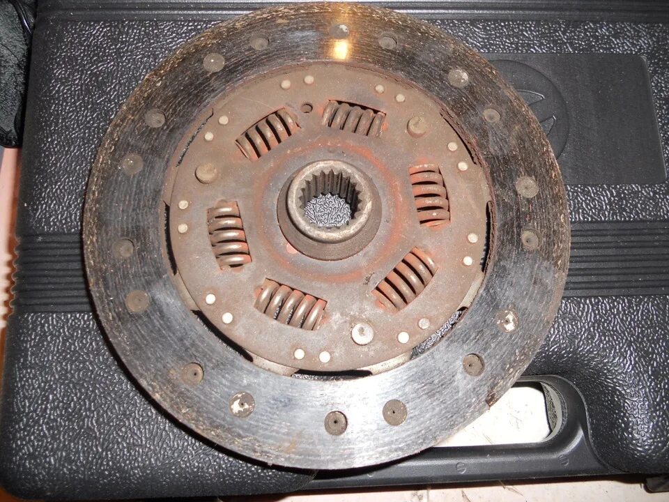 Kh-076 диск сцепления. Диск сцепления опель зафира 2002 года. Ведомый диск сцепления автомобиля газ-69. Плохой диск сцепления. Буксует сцепление.