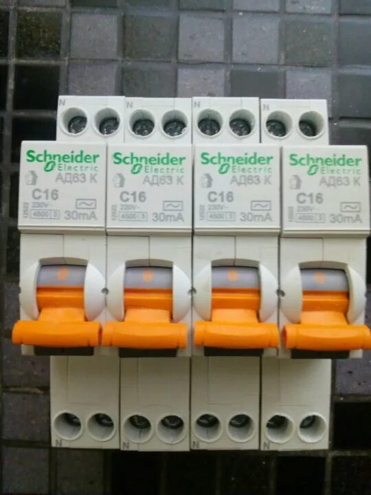 Автомат шнайдер 16а. Schneider дифавтомат 16а. Schneider 16ax 15508. Schneider (16 штук).