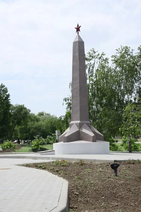 Кирпичный завод Сальск памятник. Памятники в Сальске. Памятник Сальского кирпичного завода. Вечный огонь Сальск.