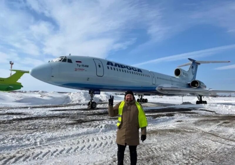 Полет на самолете омск. Ту 154 Якутия. Ту 154 последний полёт. Самолет ту 154 на аэропорту. Последний полет ту 154 АЛРОСА В Новосибирск.