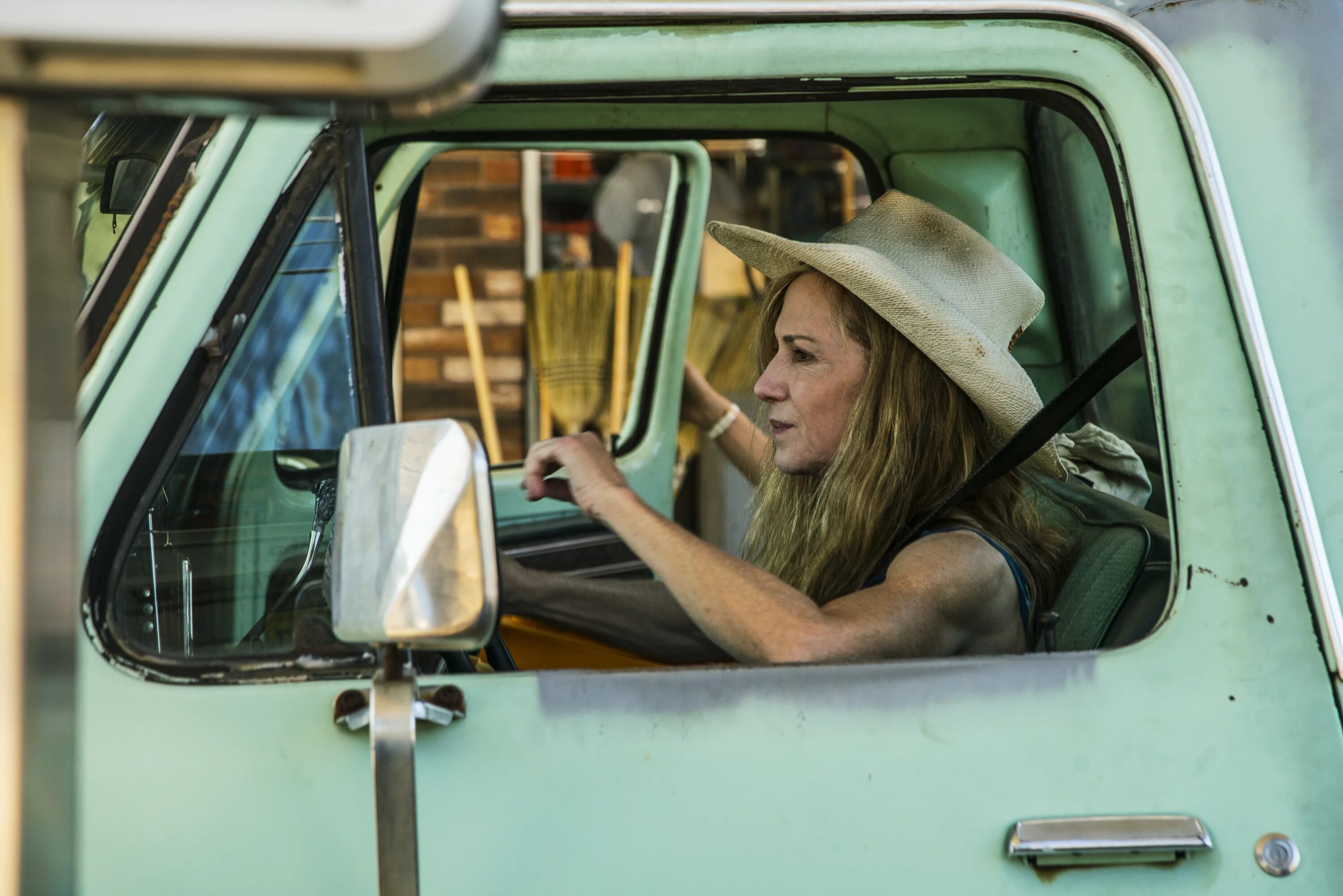 Глядеть странно. Глядеть странно. Глядеть странно. Джек парсонс: странный ангел. Холли хантер фото.