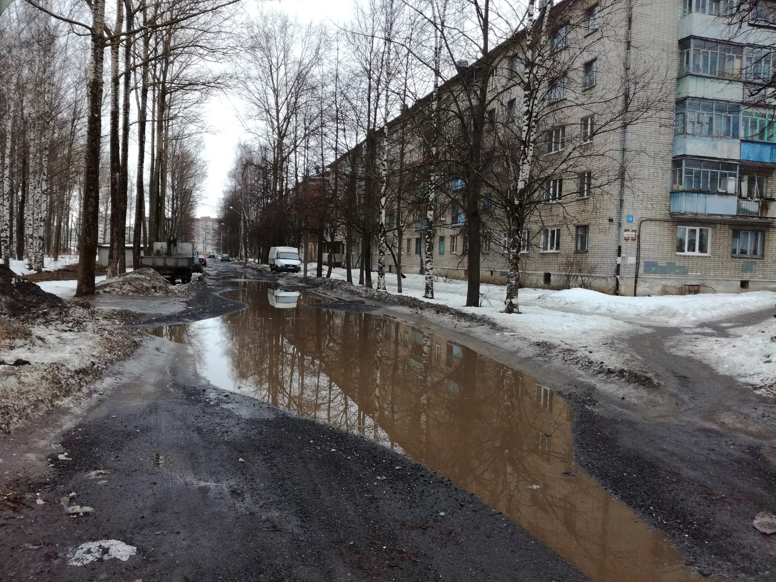 Улица весной в России.