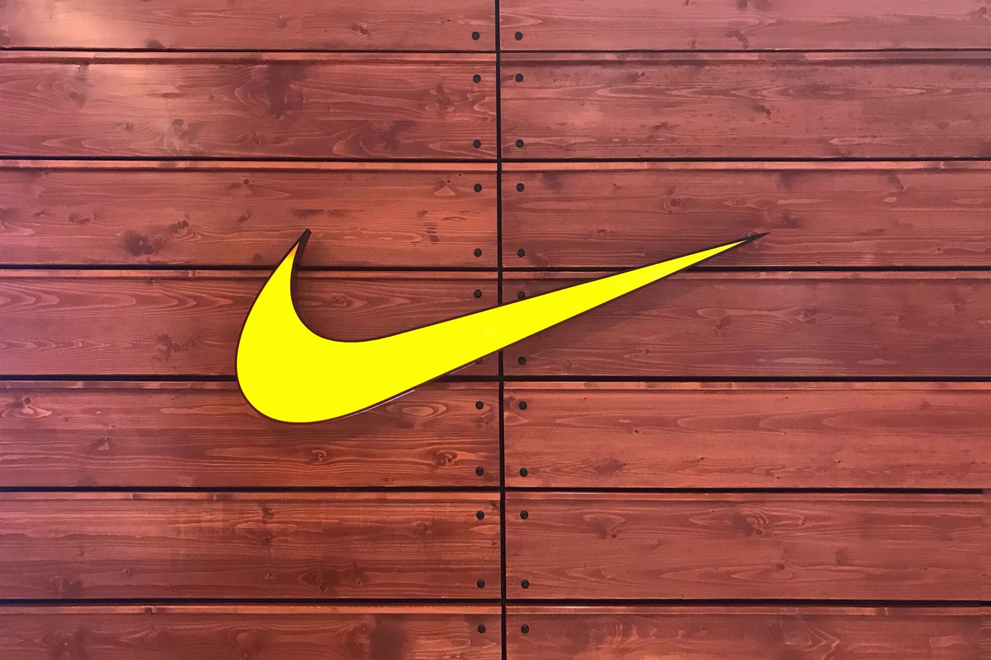 Найк работают. Лого найк на стене. Nike Drill изображения. Эмблема найк Сток. Найк Дрилл лого.