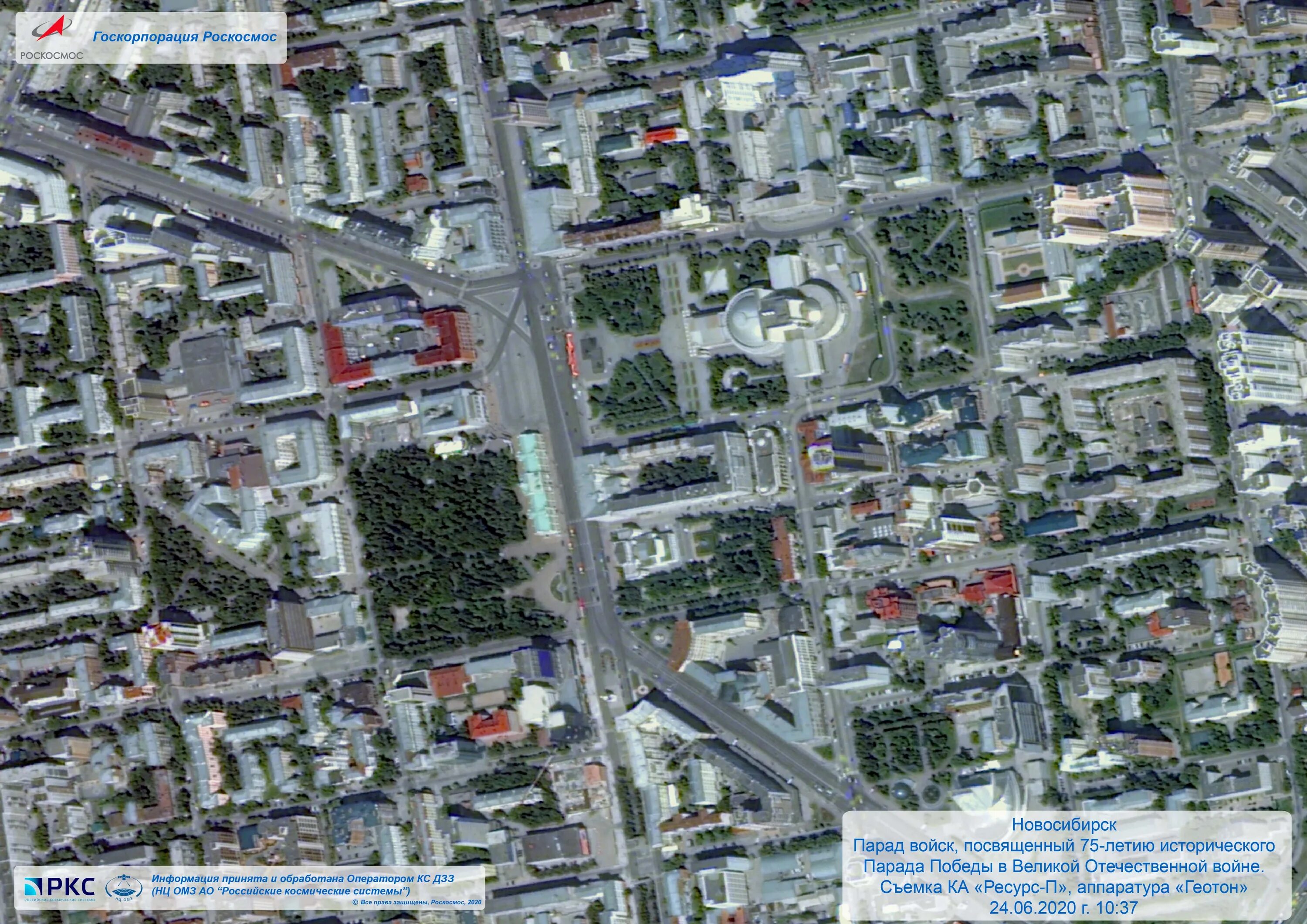Спутниковая карта омска. Новосибирск снимки со спутника. Парад Победы со спутника. Роскосмос спутниковые снимки. Парад Победы из космоса