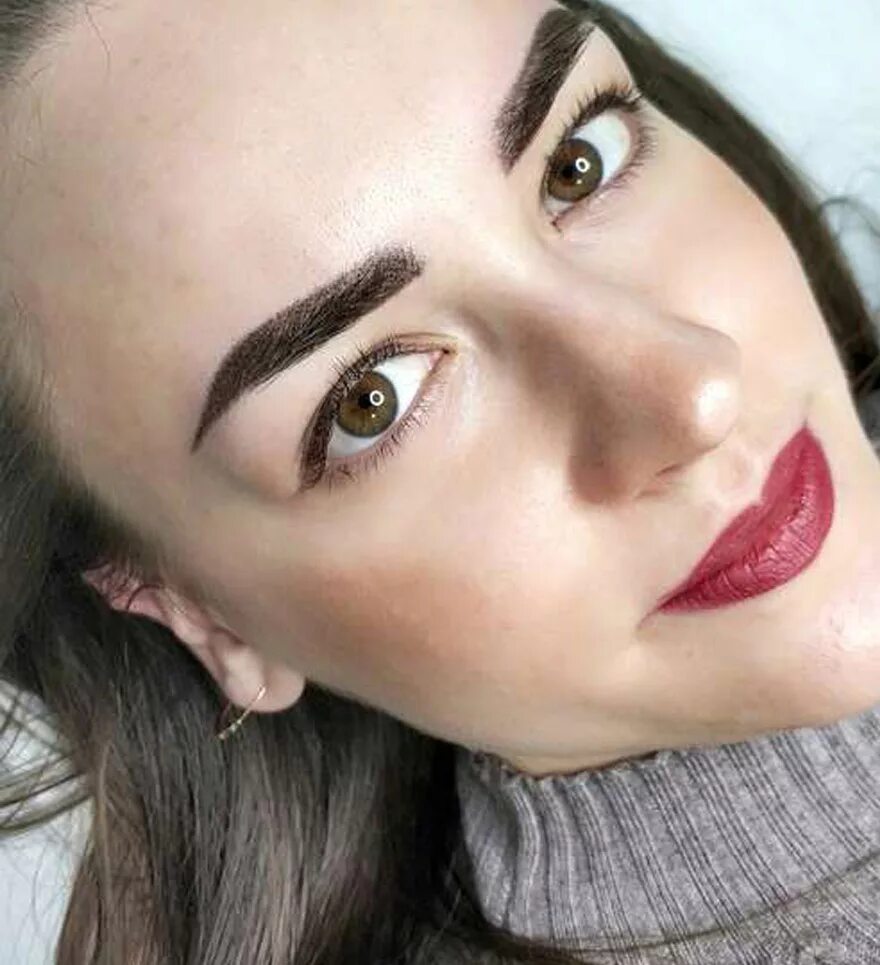 перманент бровей. тату бровей. перманентный макияж бровей. яркий татуаж бровей. синие брови после татуажа.